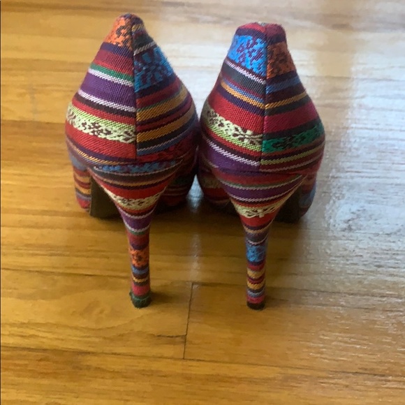 Patterned heels - Picture 3 of 3